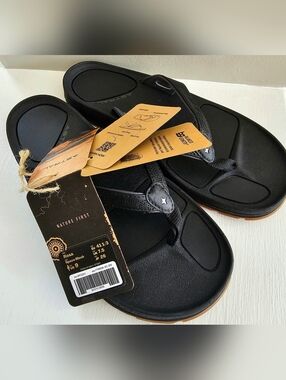 NWT Astral Women's Rosa Flip Flops Size 9